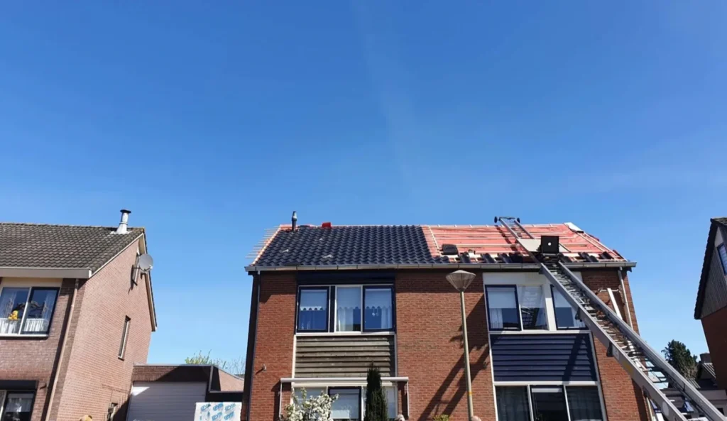 Dakpannen vervangen Millingen aan de Rijn nieuwe zwarte pannen op een woonhuis
