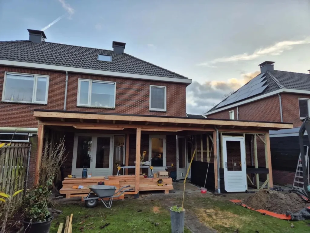 Houten overkapping in de tuin