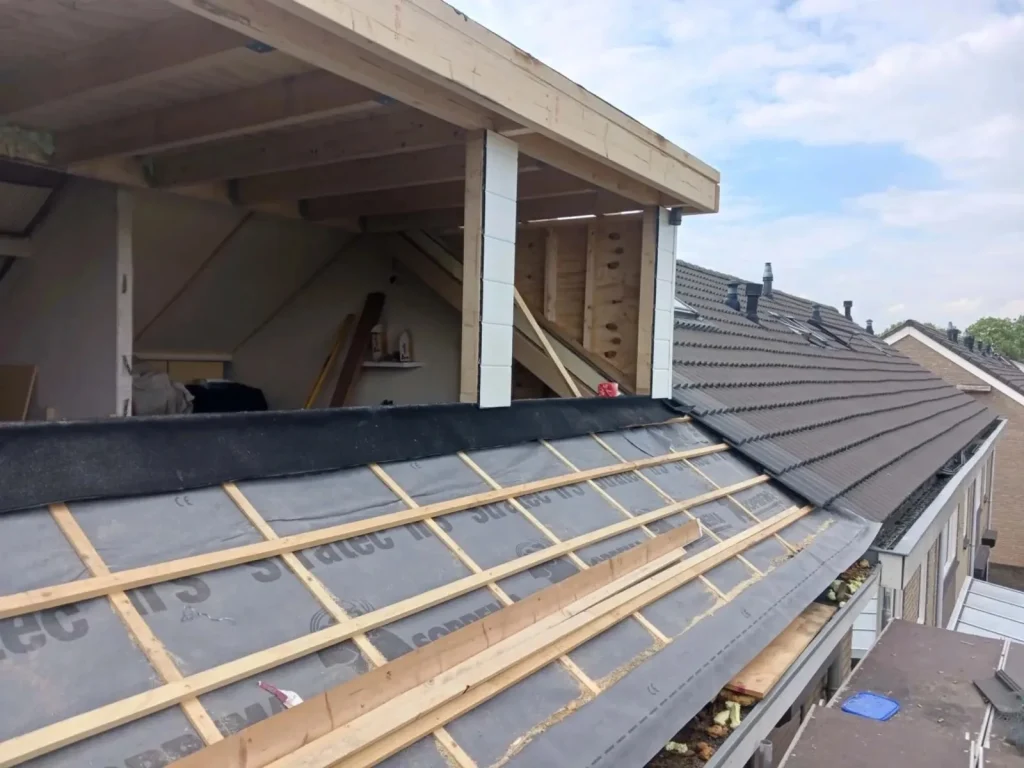 Dakkapel in aanbouw met een nieuwe bitumen aansluiting op het dak