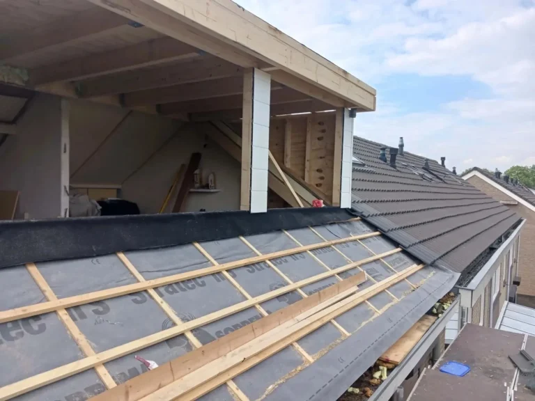 Dakkapel in aanbouw met een nieuwe bitumen aansluiting op het dak