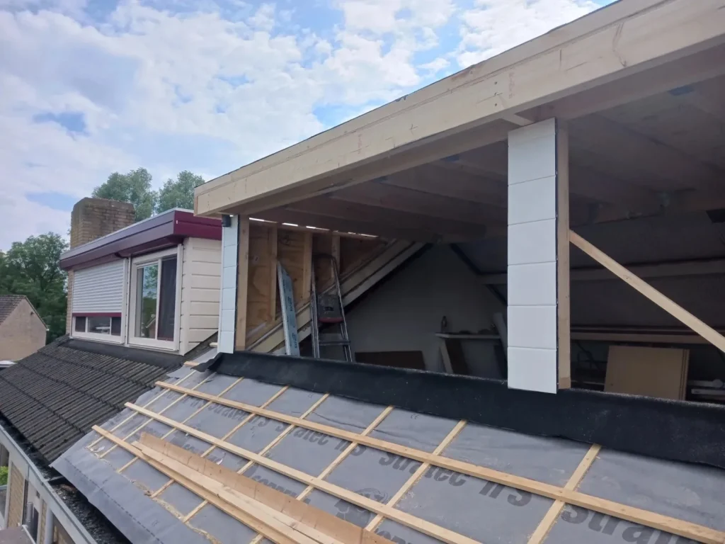 Dakkapel in aanbouw op een pannendak met nieuwe onderlaag en panlatten