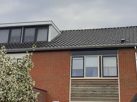 Dakkapel Millingen aan de Rijn op een rijwoning met vernieuwd pannendak