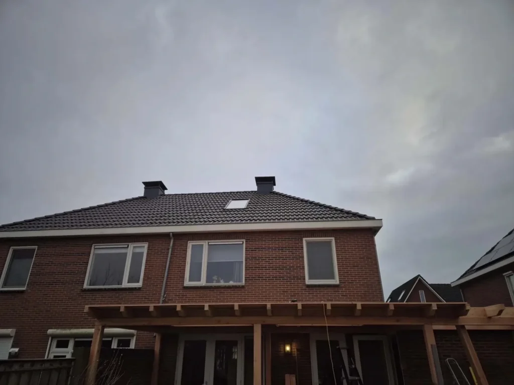 Houten overkapping over het terras achter een woning